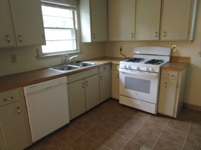 Building Photo - 1718 Pierre St