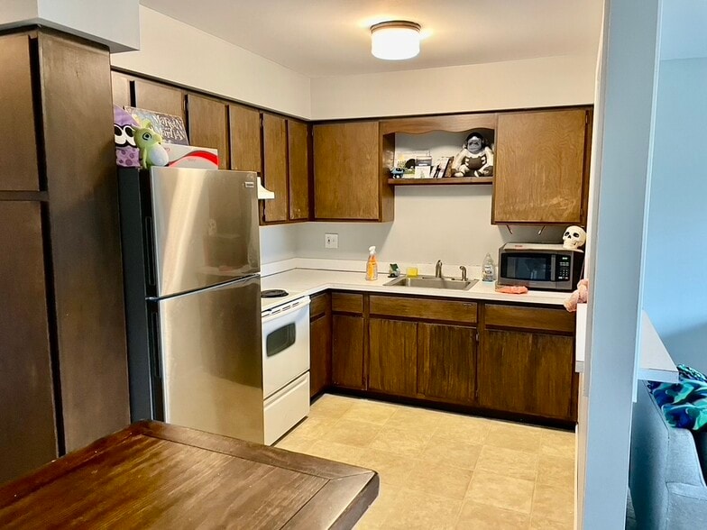 Kitchen - 4915 Briarwood Ave
