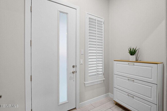 Building Photo - 2621 Maria Casas St