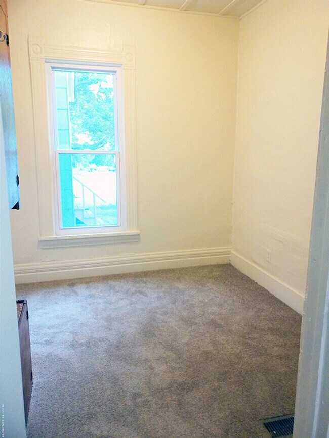 Building Photo - First Floor Close To Shops and Restaurants...