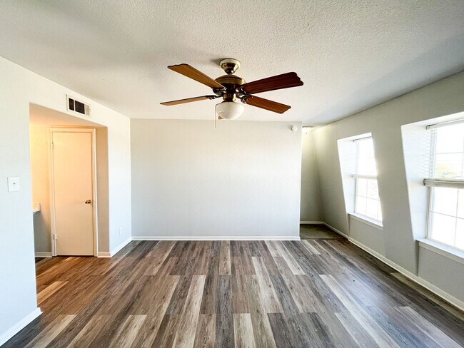 Building Photo - 2302 Wales Cir