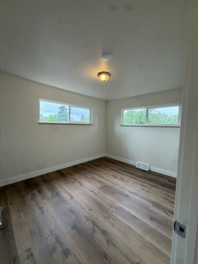 Building Photo - Spacious 5 Bedroom Home Near UNC with Large Yard & Off-Street Parking