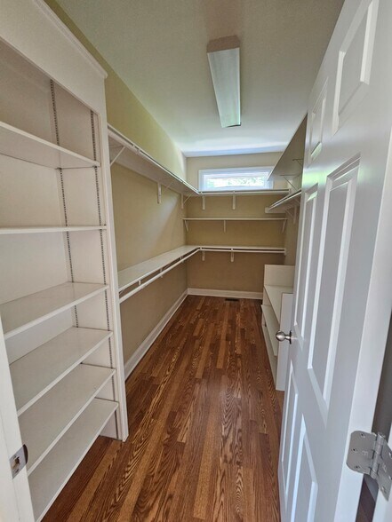 Building Photo - 1530 Bledsoe Ln