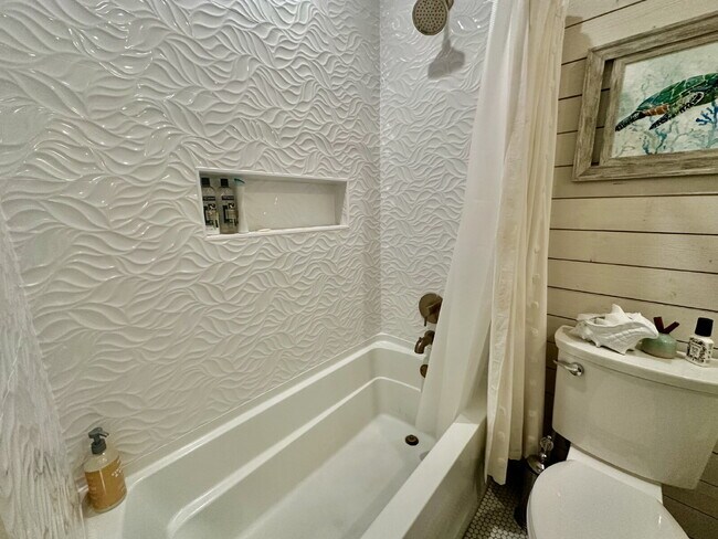 Building Photo - Beautifully Updated Elegant two Bedroom Ho...