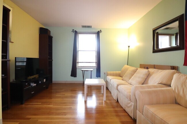 Building Photo - 96 Gainsborough St