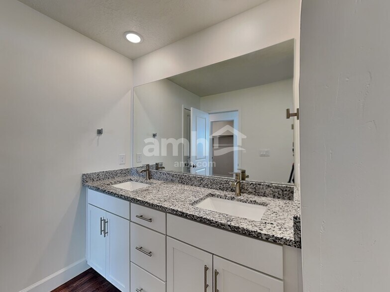 Building Photo - 1279 N Wagon Wy