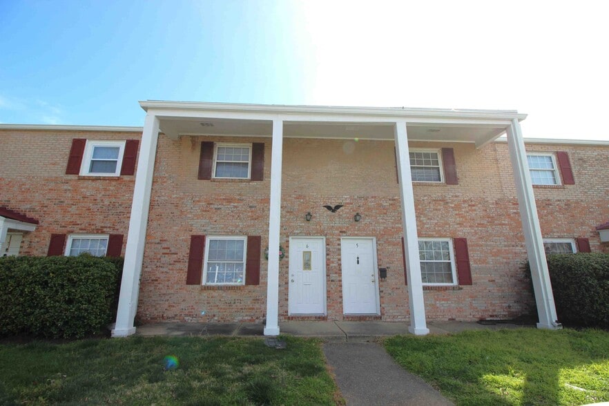 Primary Photo - New Castle Apartments