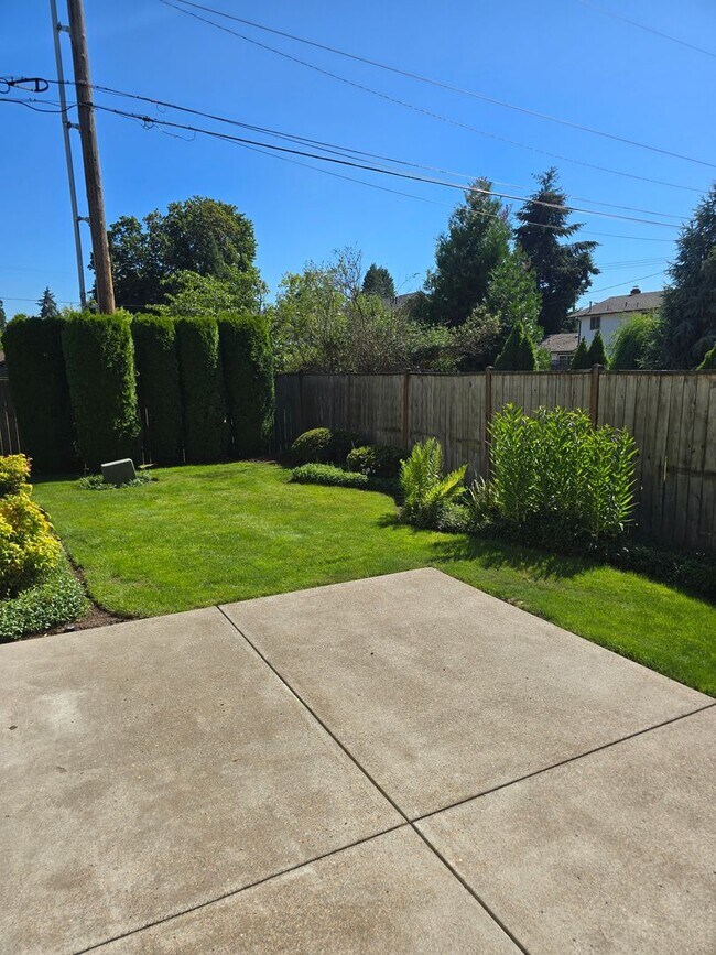 Building Photo - Beautiful 3 Bedroom Off Gilham