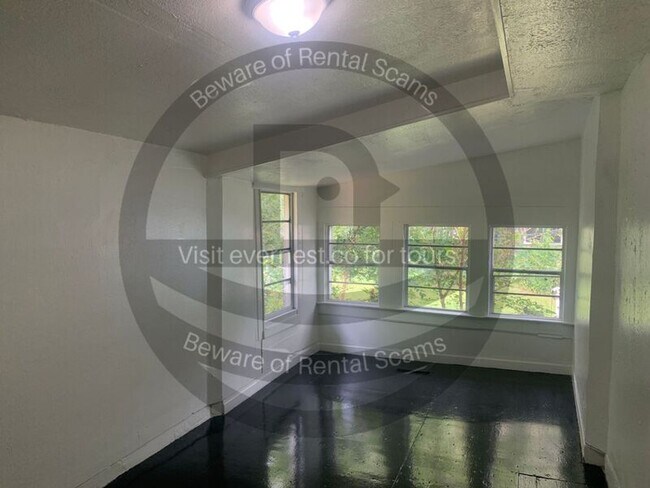 Building Photo - 1325 Sloan Ave