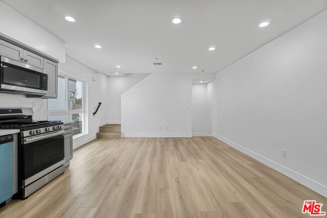 Building Photo - 2057 1/2 S Garth Ave