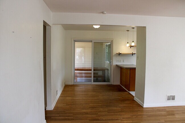 Building Photo - 1845 Crestmore Pl