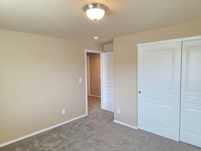 Building Photo - 2350 NW Hazelwood Ave