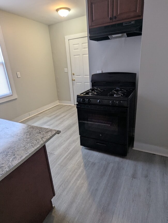 Building Photo - 12 Lilac St