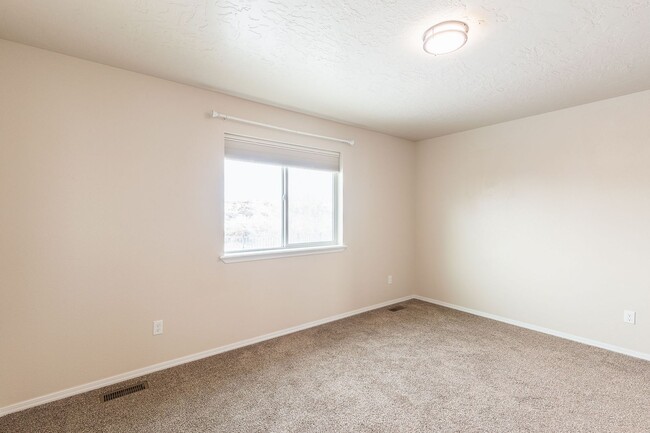 Building Photo - 3 bed 2 bath home