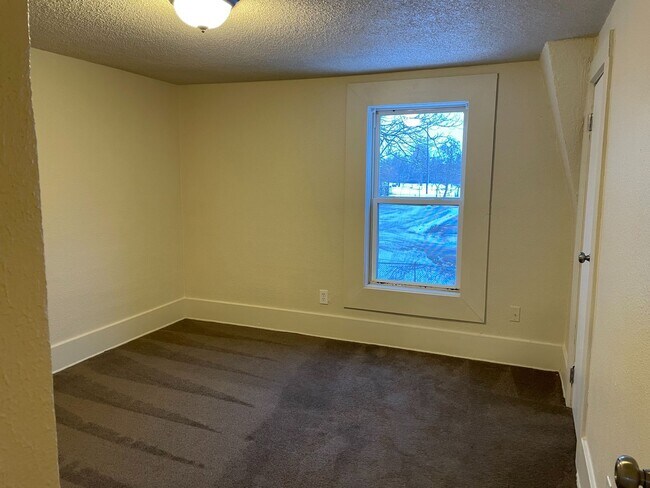 Building Photo - 325 E Hillsdale St