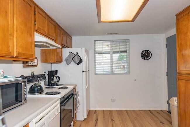 Building Photo - 565 Primrose Dr