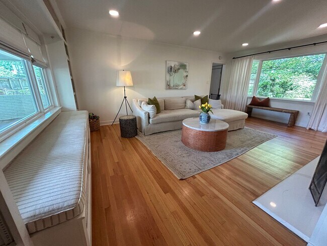 Building Photo - Great Location! Completely Renovated! Huge Backyard! Pets welcome, fees apply.