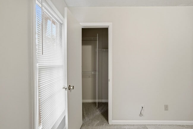 Building Photo - Oakhurst Living at Its Finest (Fresh Paint - New Carpet)