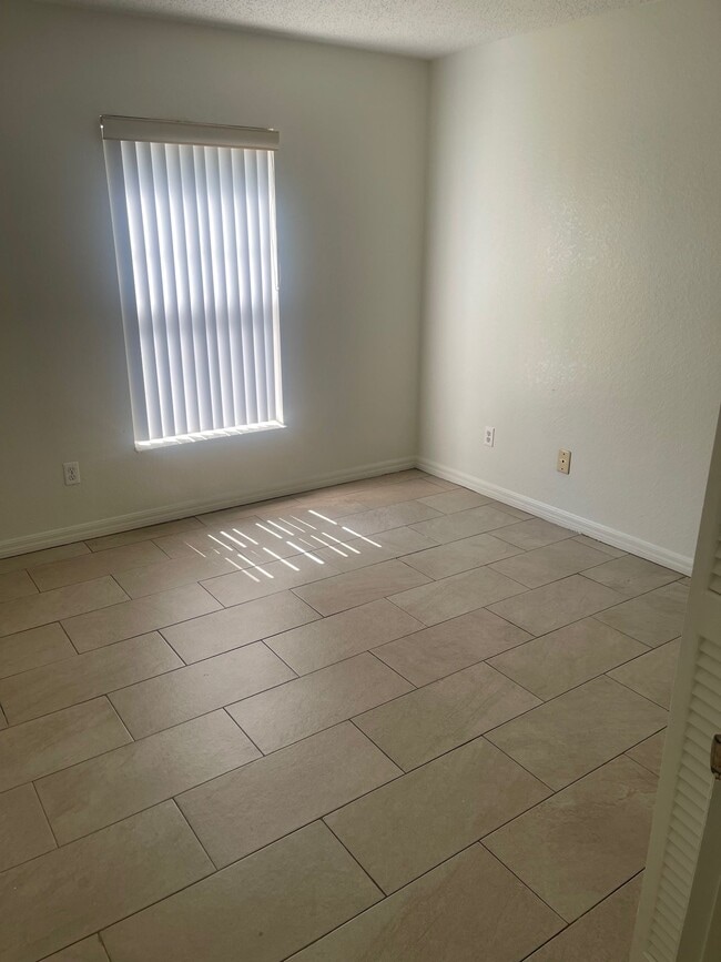 Building Photo - 4 Bedroom 2 Bath