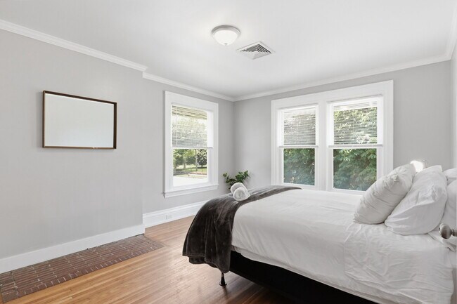 Building Photo - Furnished 10-Bedroom Single-Family Home in Buffalo