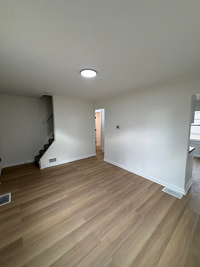 Building Photo - Modern Chic Meets Move-In Ready: Your Renovated 3-Bedroom Haven!