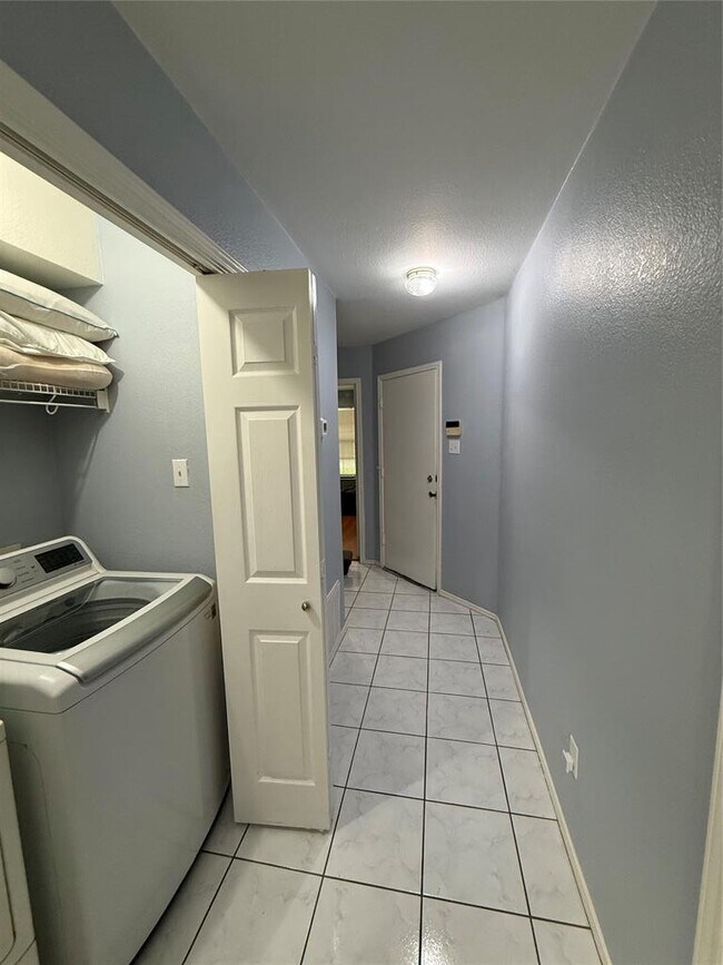 Building Photo - 2562 Vernell Way