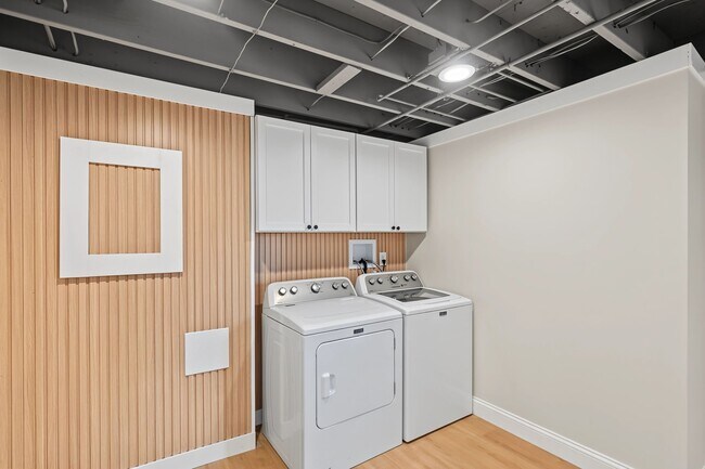 Building Photo - 2949 White Stable Dr