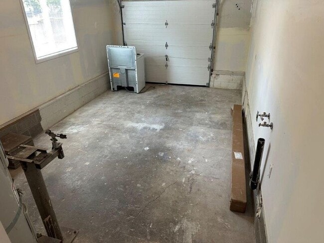 Building Photo - 350 Wilkie St