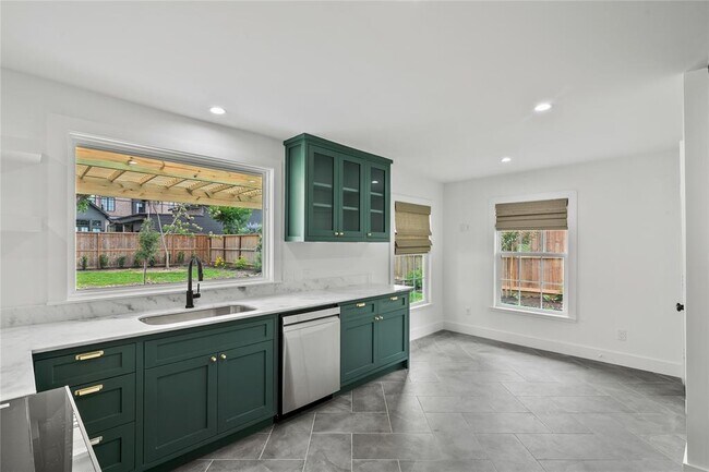 Building Photo - 312 W 31st St