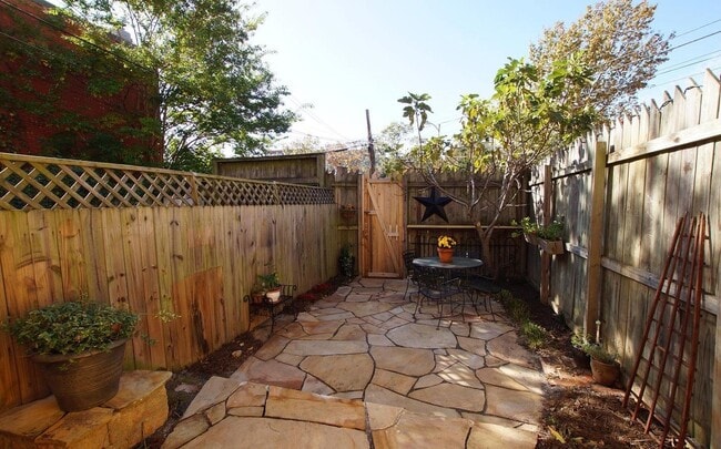 Building Photo - 307 9th St SE