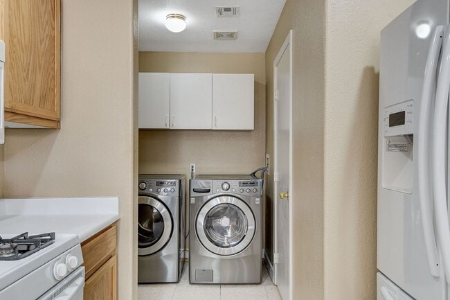 Building Photo - Spacious Townhome w/large yard! Near Summe...