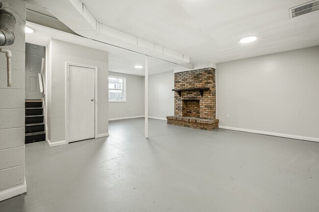 Building Photo - Check out this beautiful and spacious home.  Located in Irvington with access to Warren Twp schools.