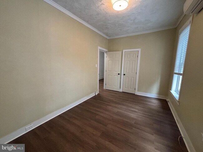 Building Photo - 130 E 4th St