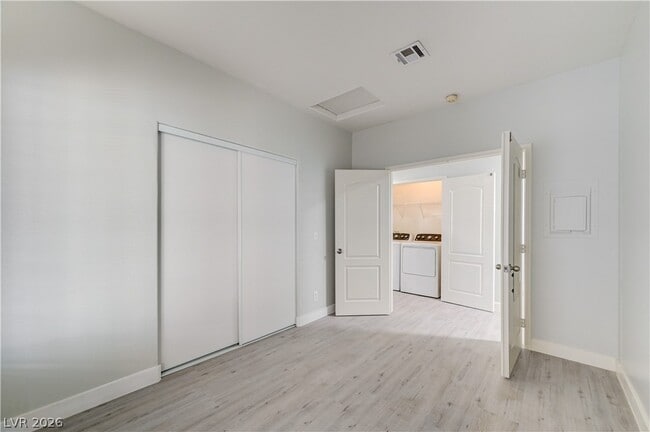 Building Photo - 1900 N Torrey Pines Dr