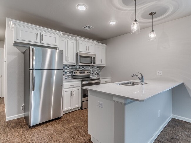 Building Photo - 2 Bedroom 2 Bath 1 Car Garage Duplex - Great location close to the Broadway Extension and 8 minut...