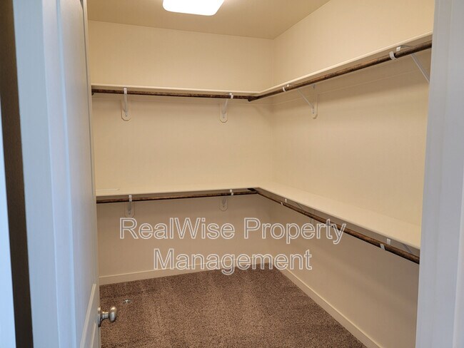 Building Photo - 2482 NW Glen Oak Ave