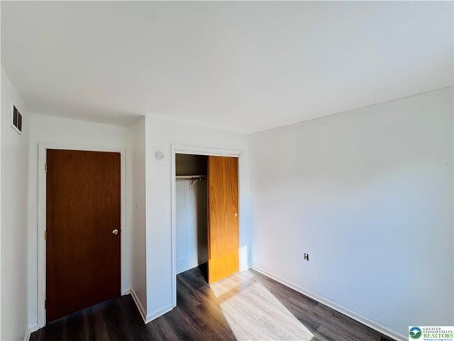 Building Photo - 235 Vista Dr