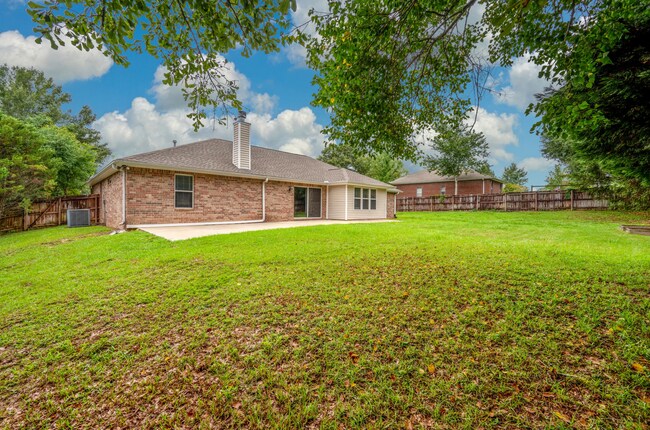 Building Photo - 4 bedroom 2 bathroom