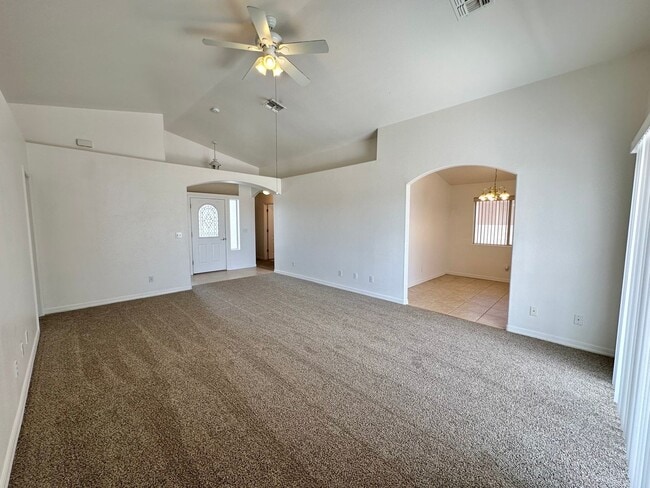 Building Photo - Great 3 Bedroom Home with Detached Garage!