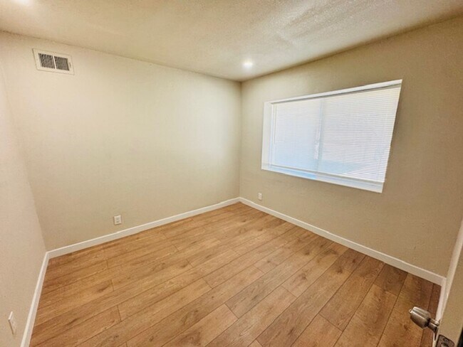 Building Photo - Gorgeous Remodeled 4+2 - $3100