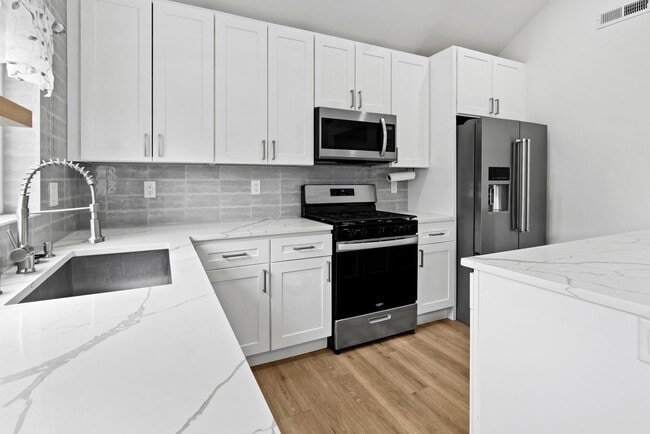 Building Photo - Modern 3-Bed Home Near JBLM with Vaulted C...