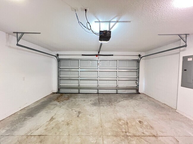 Building Photo - Beautiful 3 Bedroom, 2 Bathroom Home in Oc...