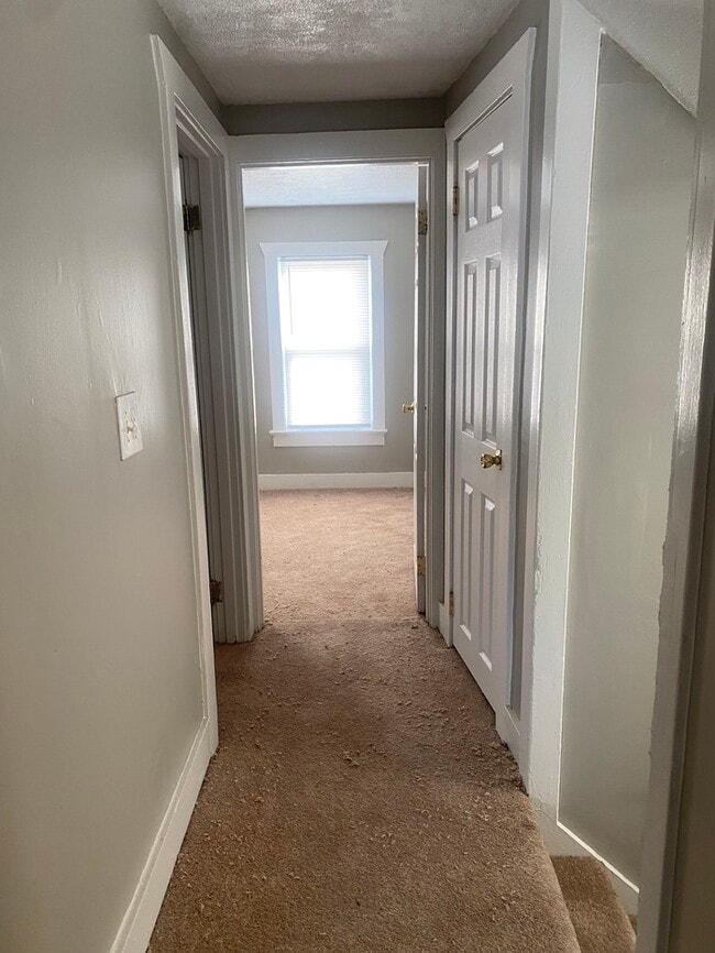 Building Photo - Move In Ready 3 Bedroom Home in a Central Location