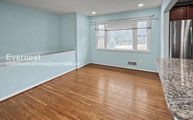 Building Photo - 3 Bed/3 Bath Home with Fenced Yard and Garage / Available Now!