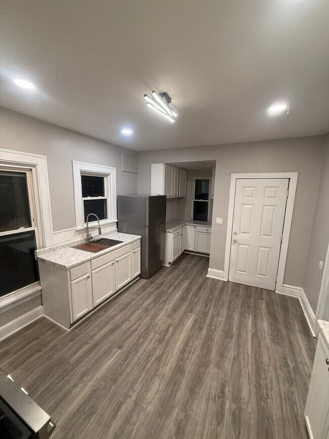 Building Photo - 746 N Schuyler Ave