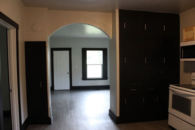 Building Photo - 218 Sabin Ave W