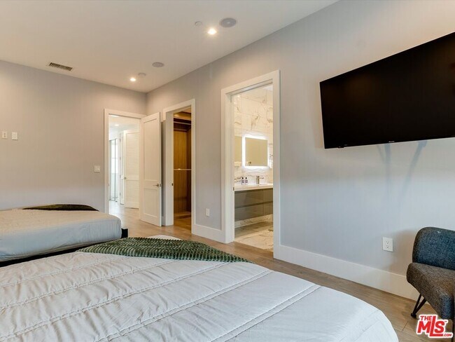 Building Photo - 4830 Pickford St