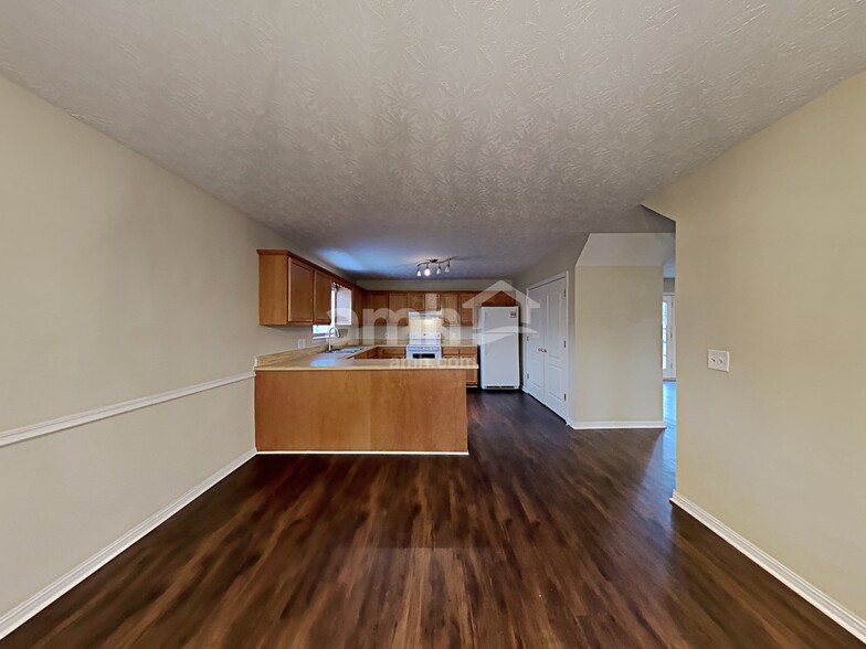 Building Photo - 7411 Meadowwood Way