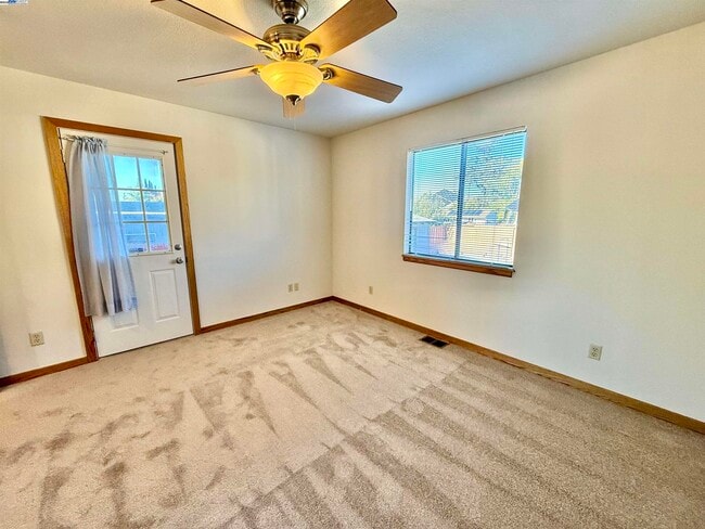 Building Photo - 252 Stoakes Ave