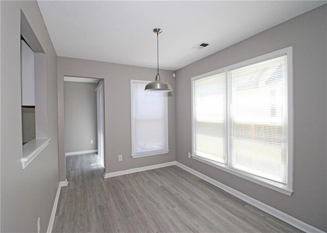 Building Photo - 957 Oak St SW